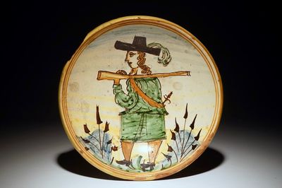 Een polychrome Italiaanse schotel met een soldaat, wellicht Montelupo, 17/18e eeuw