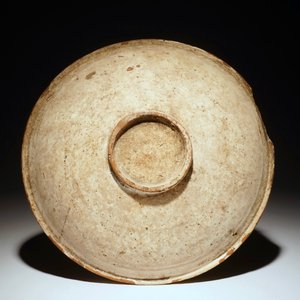 Een polychrome Italiaanse schotel met een soldaat, wellicht Montelupo, 17/18e eeuw — foto 2