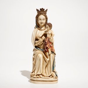 Een polychrome ivoren Madonna met kind, wellicht Dieppe, 19e eeuw — foto 1