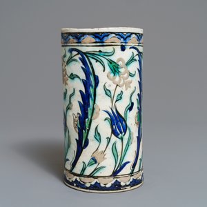 Een polychrome Iznik pul, Turkije, 17e eeuw — foto 2
