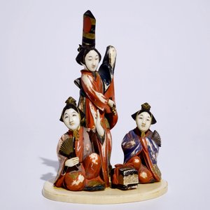 Een polychrome Japanse ivoren okimono van dames bij een cadeau, Meiji, begin 20e eeuw — foto 5