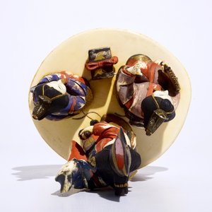 Een polychrome Japanse ivoren okimono van dames bij een cadeau, Meiji, begin 20e eeuw — foto 7
