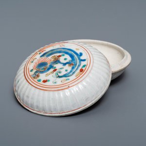 Een polychrome Japanse Kakiemon dekseldoos met een draak, Edo, 17e eeuw — foto 1
