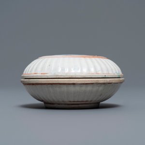 Een polychrome Japanse Kakiemon dekseldoos met een draak, Edo, 17e eeuw — foto 4