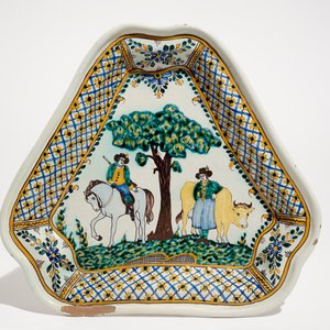 Een polychrome kan, Gmünden, Oostenrijk, 18e eeuw, en een driehoekige schotel, Ferdiš Kostka, Slowakije, ca. 1900 — foto 2