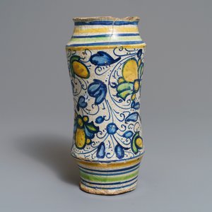 Een polychrome majolica albarello met 'a foglie' decor, Lyon of Montpellier, 16e eeuw — foto 2