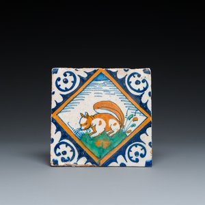 Een polychrome majolica kwadraattegel met een eekhoorn, Nederland, ca. 1600 — foto 1