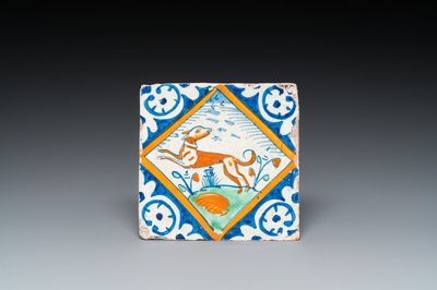 Een polychrome majolica kwadraattegel met een hond, Nederland, ca. 1600