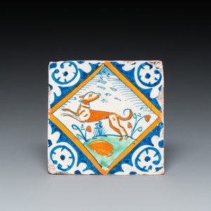 Een polychrome majolica kwadraattegel met een hond, Nederland, ca. 1600 — foto 1