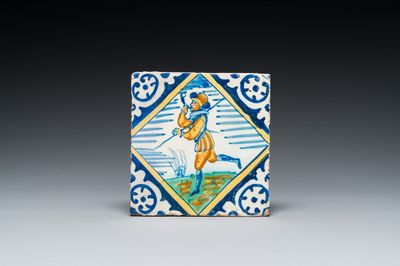 Een polychrome majolica kwadraattegel met een jager met hoorn, wellicht Middelburg, eind 16e eeuw