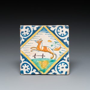Een polychrome majolica kwadraattegel met een vos, Nederland, ca. 1600 — foto 1