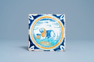 Een polychrome majolica medaillontegel met een leeuw, Noordelijke Nederlanden, ca. 1600