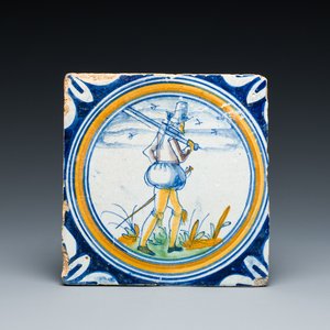Een polychrome majolica medaillontegel met een soldaat, Nederland, eind 16e eeuw — foto 1