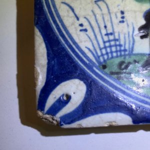 Een polychrome majolica medaillontegel met een soldaat, Noordelijke Nederlanden, 1e kwart 17e eeuw — foto 3