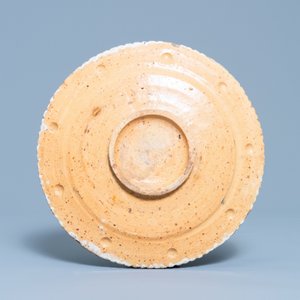 Een polychrome majolica noppenschotel met een tazza met fruit, Nederland, 1e helft 17e eeuw — foto 2