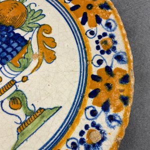 Een polychrome majolica noppenschotel met een tazza met fruit, Nederland, 1e helft 17e eeuw — foto 4