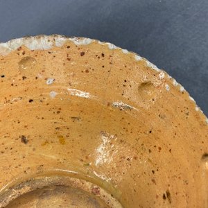 Een polychrome majolica noppenschotel met een tazza met fruit, Nederland, 1e helft 17e eeuw — foto 5