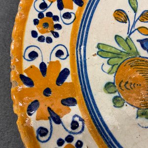 Een polychrome majolica noppenschotel met een tazza met fruit, Nederland, 1e helft 17e eeuw — foto 6