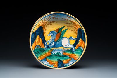 Een polychrome majolica schotel met Pegasus, wellicht Montelupo, Italië, 17e eeuw