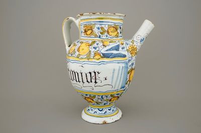 Een polychrome majolica stroopkan, Savona, 17e eeuw