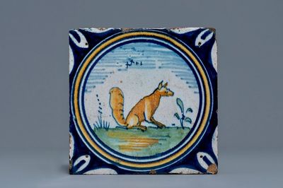 Een polychrome medaillontegel met een vos, eind 16e eeuw