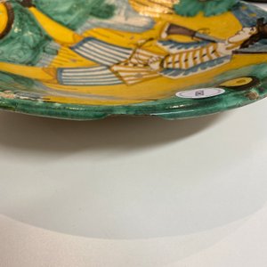 Een polychrome Montelupo majolica schotel met een soldaat, Italië, 17e eeuw — foto 3