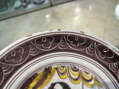Een polychrome Nederlandse majolica schotel met koning-stadhouder Willem III, eind 17e eeuw — foto 2