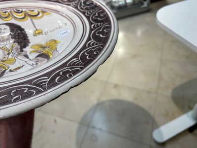 Een polychrome Nederlandse majolica schotel met koning-stadhouder Willem III, eind 17e eeuw — foto 4