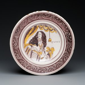 Een polychrome Nederlandse majolica schotel met koning-stadhouder Willem III, eind 17e eeuw — foto 1