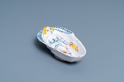 Een polychrome ovale kom met een badende vrouw, Nevers, Frankrijk, 17e eeuw