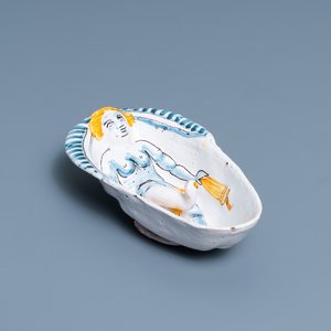 Een polychrome ovale kom met een badende vrouw, Nevers, Frankrijk, 17e eeuw — foto 1