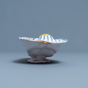 Een polychrome ovale kom met een badende vrouw, Nevers, Frankrijk, 17e eeuw — foto 5