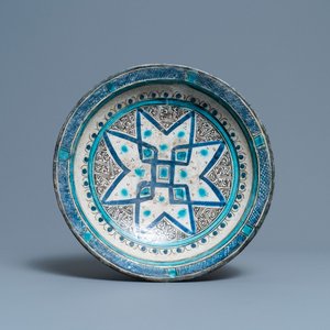 Een polychrome Perzische schotel met ornamentdecor, 14e eeuw — foto 1