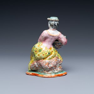 Een polychrome petit feu Delftse figuur van een bloemenverkoopster met ontblote boezem, 18e eeuw — foto 4