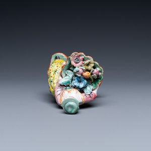 Een polychrome petit feu Delftse figuur van een bloemenverkoopster met ontblote boezem, 18e eeuw — foto 6
