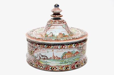 Een polychrome petit feu Delftse tabaksdoos met fijne landschapsdecors, 18e eeuw