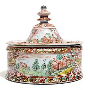 Een polychrome petit feu Delftse tabaksdoos met fijne landschapsdecors, 18e eeuw — foto 3