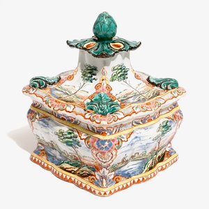Een polychrome petit feu Delftse tabaksdoos met fijne landschapsdecors, 18e eeuw — foto 1