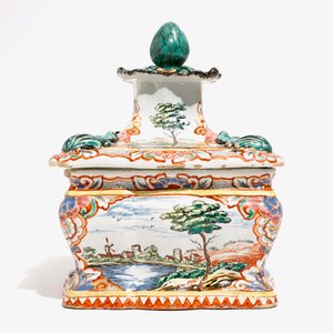 Een polychrome petit feu Delftse tabaksdoos met fijne landschapsdecors, 18e eeuw — foto 4