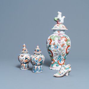Een polychrome petit feu en vergulde Delftse dekselvaas, een muiltje en een paar kasjmier palet dekselvaasjes, 18/19e eeuw — foto 1