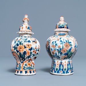 Een polychrome petit feu en vergulde Delftse dekselvaas, een muiltje en een paar kasjmier palet dekselvaasjes, 18/19e eeuw — foto 10