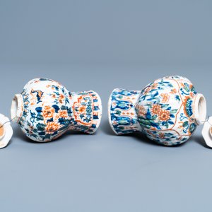 Een polychrome petit feu en vergulde Delftse dekselvaas, een muiltje en een paar kasjmier palet dekselvaasjes, 18/19e eeuw — foto 13