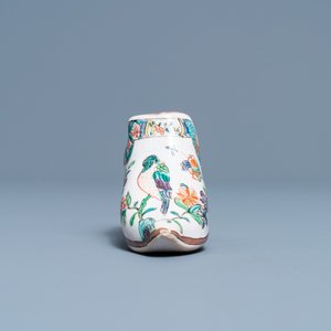 Een polychrome petit feu en vergulde Delftse dekselvaas, een muiltje en een paar kasjmier palet dekselvaasjes, 18/19e eeuw — foto 15