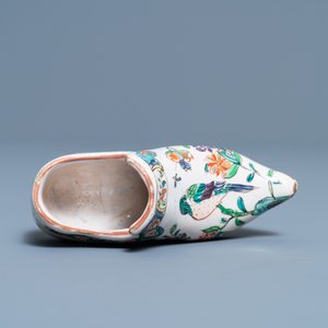 Een polychrome petit feu en vergulde Delftse dekselvaas, een muiltje en een paar kasjmier palet dekselvaasjes, 18/19e eeuw — foto 18