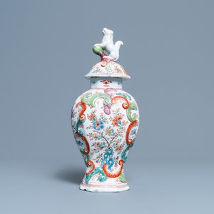 Een polychrome petit feu en vergulde Delftse dekselvaas, een muiltje en een paar kasjmier palet dekselvaasjes, 18/19e eeuw — foto 2