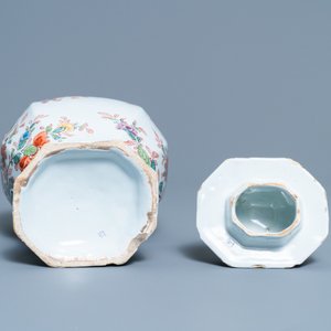 Een polychrome petit feu en vergulde Delftse dekselvaas, een muiltje en een paar kasjmier palet dekselvaasjes, 18/19e eeuw — foto 7