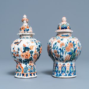 Een polychrome petit feu en vergulde Delftse dekselvaas, een muiltje en een paar kasjmier palet dekselvaasjes, 18/19e eeuw — foto 8
