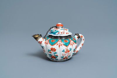Een polychrome petit feu en vergulde Delftse theepot met deksel, vroeg 18e eeuw