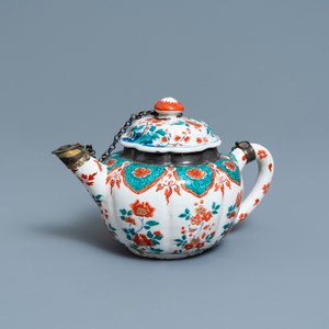 Een polychrome petit feu en vergulde Delftse theepot met deksel, vroeg 18e eeuw — foto 1