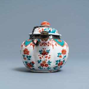 Een polychrome petit feu en vergulde Delftse theepot met deksel, vroeg 18e eeuw — foto 3